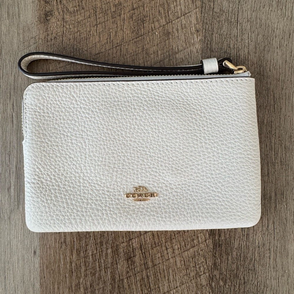 Coach x Peanuts Corner Zip Wristlet NWOT - Picture 4 of 15
